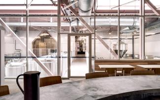 Interesting perspective: The large fermentation tanks for producing the beer can be seen from the restaurant. © Avling Brewery
